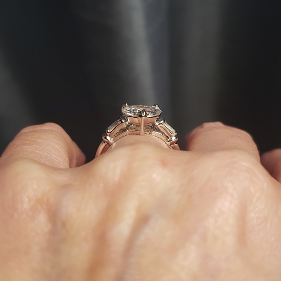 Rhodium plated ring w/ CZ heart shape center stone - Picture 3 of 6